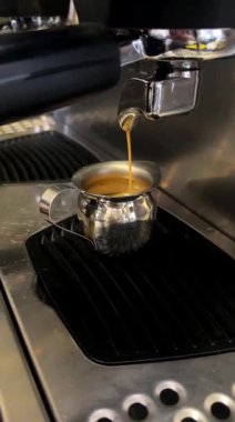 Kahve dükkanında cappuccino yapma süreci