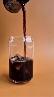 Süt ve buzla kahve yapma süreci. Buzlu latte.