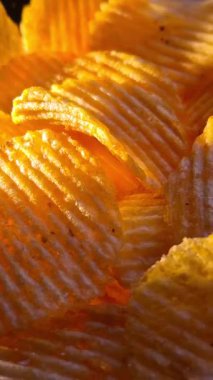 Patates cipsi yakın çekim hareketinde.