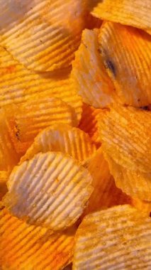 Patates cipsi yakın çekim hareketinde.