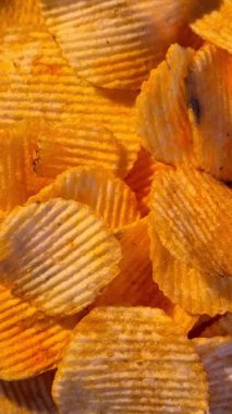Patates cipsi yakın çekim hareketinde.