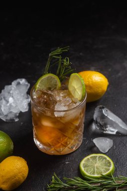 Limonlu ve biberiyeli kokteyl.