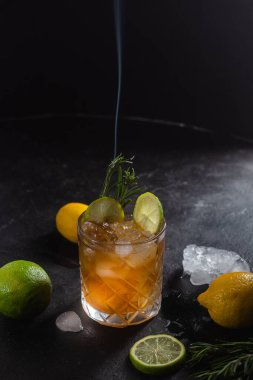 Limonlu ve biberiyeli kokteyl.