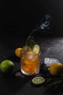 Limonlu ve biberiyeli kokteyl.