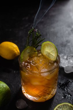 Limonlu ve biberiyeli kokteyl.