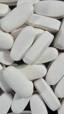 Beyaz oval tabletler yakın plan. Farmakoloji