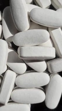 Beyaz oval tabletler yakın plan. Farmakoloji