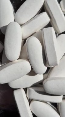 Beyaz oval tabletler yakın plan. Farmakoloji