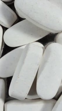 Beyaz oval tabletler yakın plan. Farmakoloji