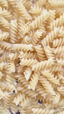 Hamur makarnası hareket halinde.