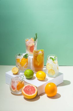 Yaz soğuk kokteylleri, meyveler ve cam bardaklarda buz.