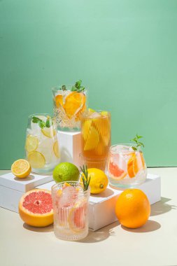 Yaz soğuk kokteylleri, meyveler ve cam bardaklarda buz.