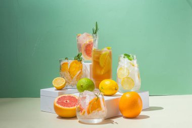 Yaz soğuk kokteylleri, meyveler ve cam bardaklarda buz.