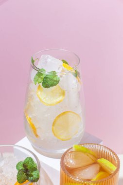 Yaz soğuk kokteylleri, meyveler ve cam bardaklarda buz.