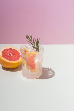 Yaz soğuk kokteylleri, meyveler ve cam bardaklarda buz.