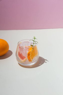 Yaz soğuk kokteylleri, meyveler ve cam bardaklarda buz.