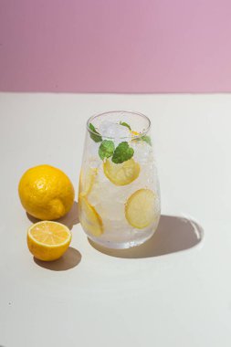 Yaz soğuk kokteylleri, meyveler ve cam bardaklarda buz.