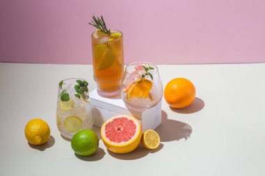 Yaz soğuk kokteylleri, meyveler ve cam bardaklarda buz.