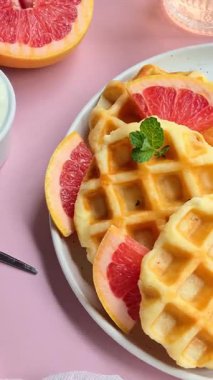 Beyaz tabakta greyfurtlu Belçika waffleları