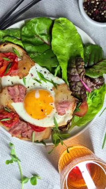 Kahvaltıda. Salatalı yumurta.