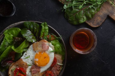 Kahvaltıda. Çırpılmış yumurta, kızarmış ekmek ve marul.