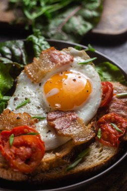 Kahvaltıda. Çırpılmış yumurta, kızarmış ekmek ve marul.