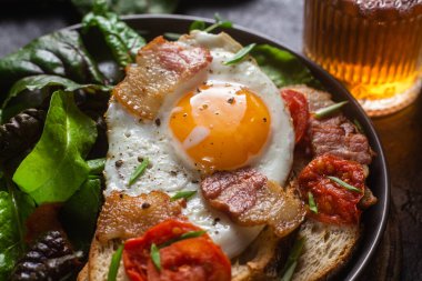 Kahvaltıda. Çırpılmış yumurta, kızarmış ekmek ve marul.