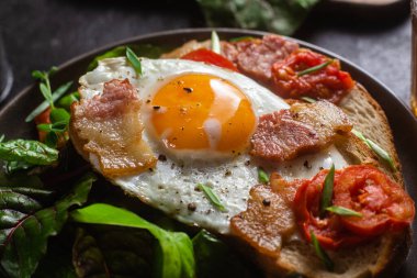 Kahvaltıda. Çırpılmış yumurta, kızarmış ekmek ve marul.