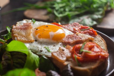 Kahvaltıda. Çırpılmış yumurta, kızarmış ekmek ve marul.