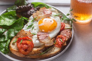 Kahvaltıda. Çırpılmış yumurta, kızarmış ekmek ve marul.