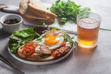 Kahvaltıda. Çırpılmış yumurta, kızarmış ekmek ve marul.