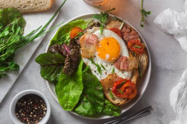 Kahvaltıda. Çırpılmış yumurta, kızarmış ekmek ve marul.