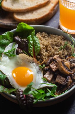 Yağda yumurta, pastırma, domates ve marul tabakta. Kase