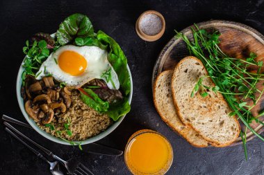 Yağda yumurta, pastırma, domates ve marul tabakta. Kase