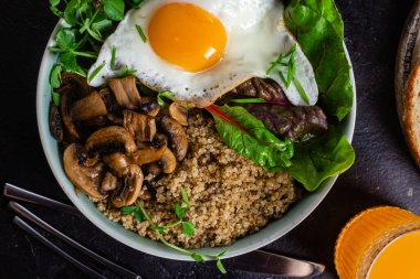 Yağda yumurta, pastırma, domates ve marul tabakta. Kase