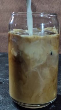 Bardakta buzlu latte yapma süreci.