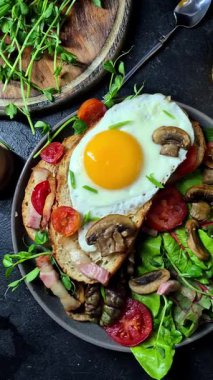 Domuz pastırmalı, domatesli ve marullu kızarmış ekmek.