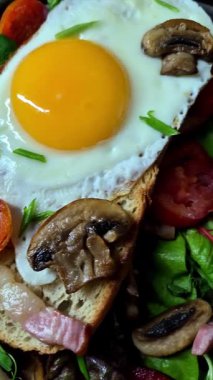 Domuz pastırmalı, domatesli ve marullu kızarmış ekmek.