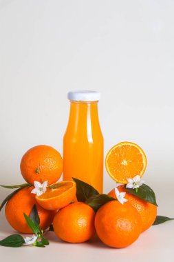 Cam şişede portakal suyu. Citrus.