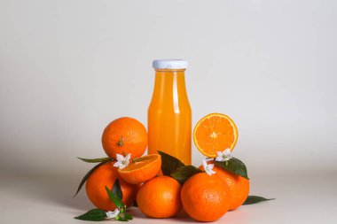 Cam şişede portakal suyu. Citrus.