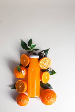 Cam şişede portakal suyu. Citrus.