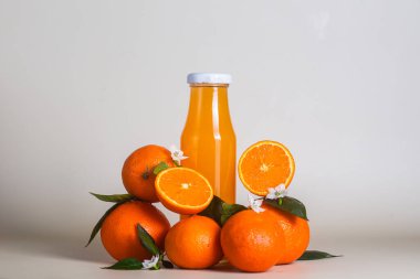 Cam şişede portakal suyu. Citrus.