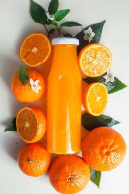 Cam şişede portakal suyu. Citrus.