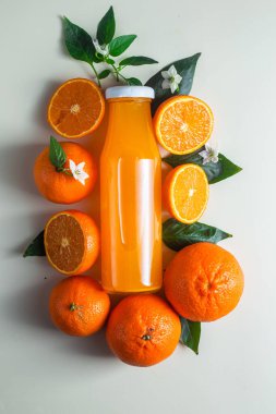 Cam şişede portakal suyu. Citrus.