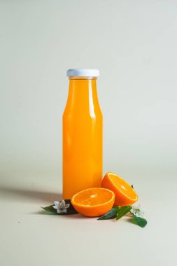 Cam şişede portakal suyu. Citrus.