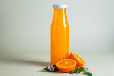 Cam şişede portakal suyu. Citrus.
