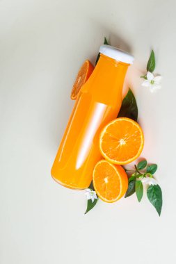 Cam şişede portakal suyu. Citrus.