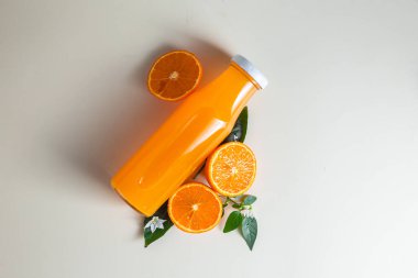 Cam şişede portakal suyu. Citrus.