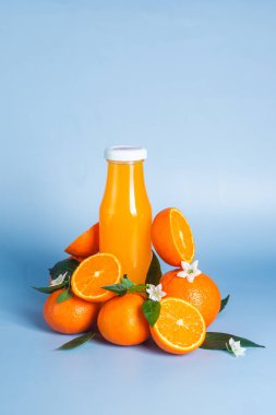 Cam şişede portakal suyu. Citrus.