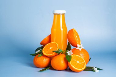Cam şişede portakal suyu. Citrus.